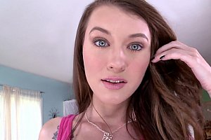 人妖露出双乳让人玩弄过程